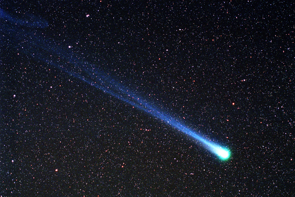 Comet Hyakutake passes the Earth