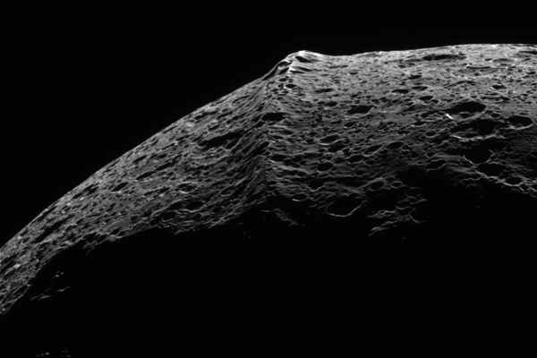Equatorial ridge on Iapetus